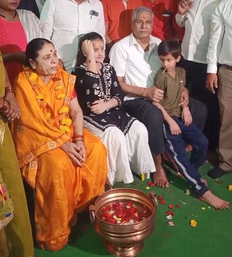 रवि राणा के माता-पिता अपने बच्चों, रणवीर और आरोही के साथ।