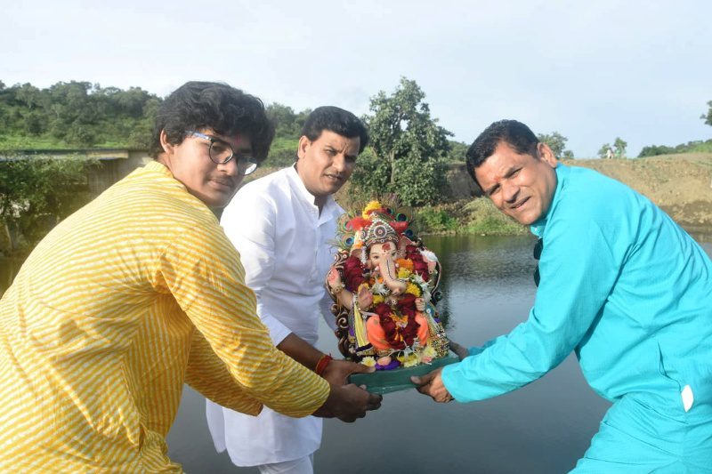 रवि राणा (बीच में), अपने परिवार के अन्य सदस्यों के साथ, विसर्जन के लिए भगवान गणेश की मूर्ति को लेकर