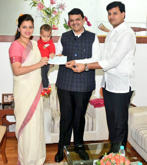 रवि राणा ने अपनी पत्नी नवनीत कौर राणा और देवेंद्र फडणवीस के साथ 2017 में सीएम किसान राहत कोष में ₹11,00,000 का योगदान दिया।
