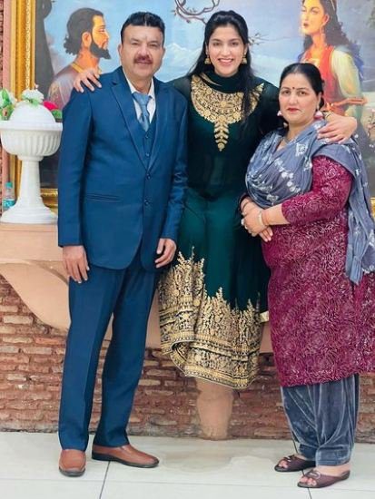 साक्षी शर्मा अपने माता-पिता के साथ