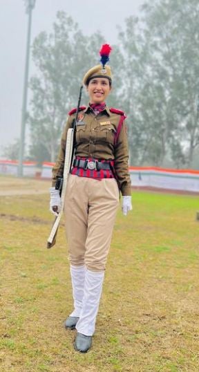 साक्षी शर्मा पंजाब पुलिस कार्मिक के रूप में