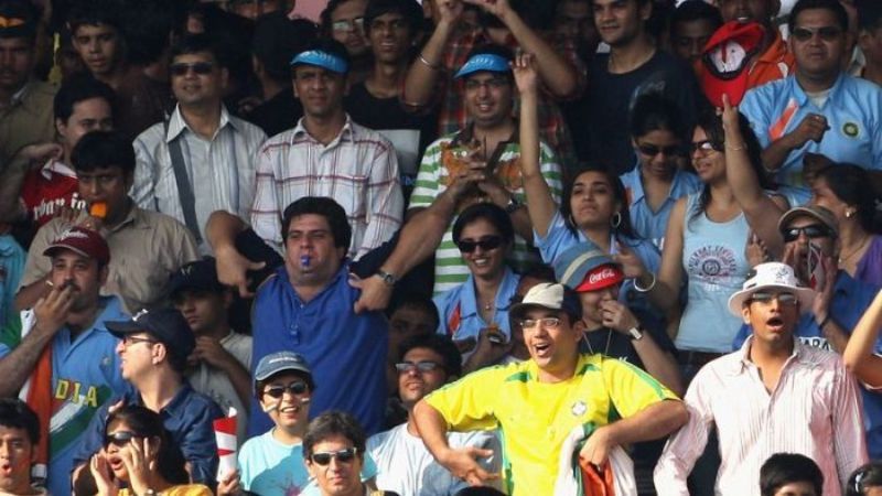क्रिकेट स्टेडियम में लगी भीड़ ने बंदर को गाते देखा