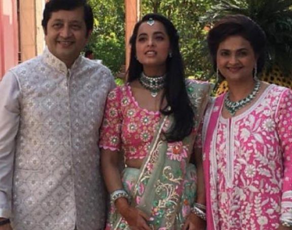 दीप्ति सालगांवकर अपने पति और बेटी के साथ