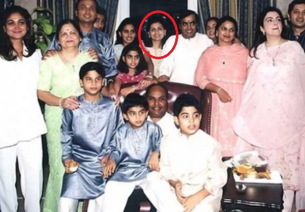 नीना कोठारी (घिरे हुए) अपने भाई-बहनों और माता-पिता के साथ