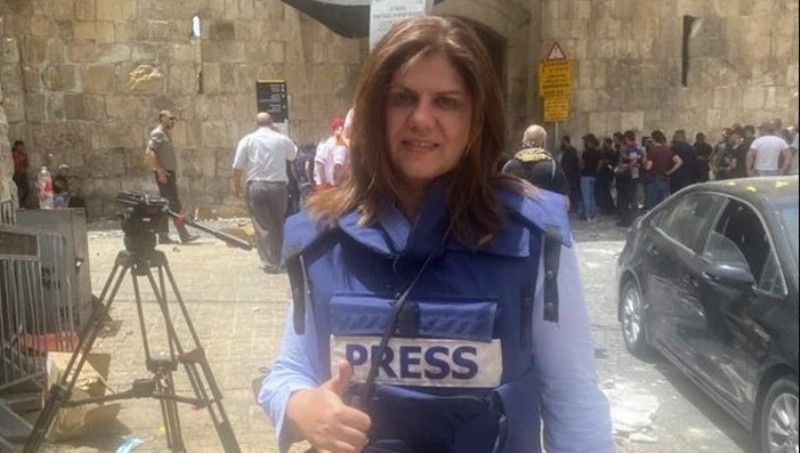 PRESS जैकेट में Shireen Abu Aqleh