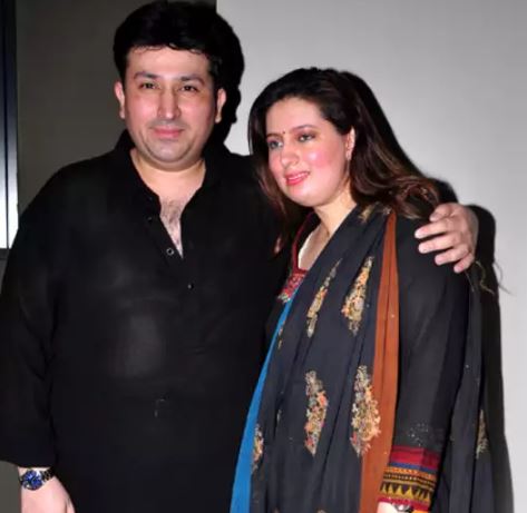 शादाब खान अपनी पत्नी के साथ 