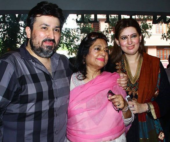 शादाब खान अपनी मां और पत्नी के साथ 