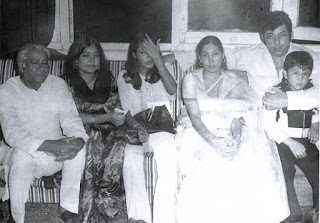 बाएं से दाएं अख्तर उल ईमान, बेटी शेहला, एक और बेटी, पत्नी सुल्ताना और दामाद अभिनेता अमजद खान शेहला के पति