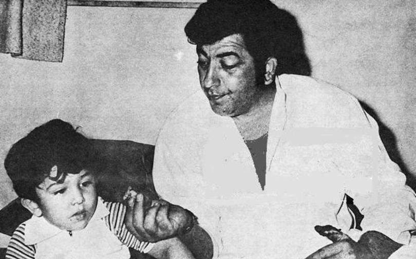 पिता के साथ शादाब खान की बचपन की फोटो 