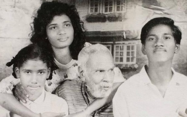 अविनाश दास अपने पिता और दो बहनों के साथ