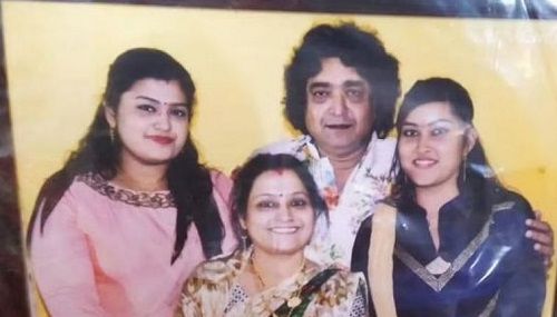 रायमोहन परिदा अपनी पत्नी और बेटियों के साथ