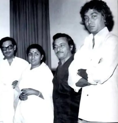 भूपिंदर सिंह (सबसे दाएं) अपने सह-गायकों के साथ