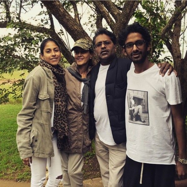 आलिया मोदी अपने परिवार के साथ
