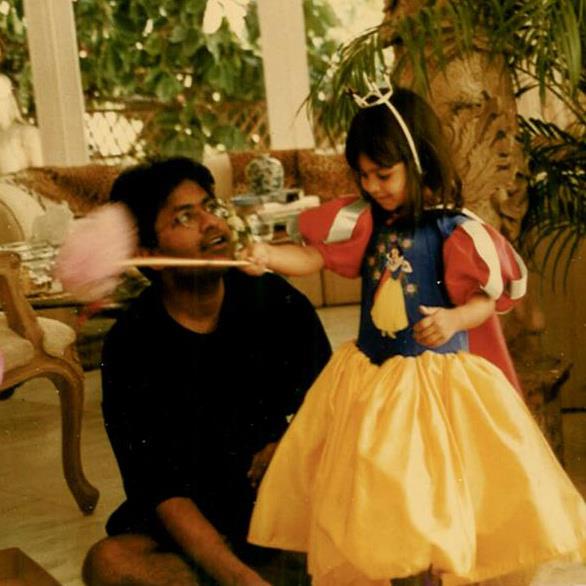 पिता के साथ आलिया मोदी की बचपन की तस्वीर।