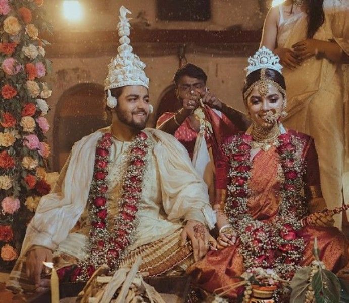 ऋजुता घोष देब अपने पति के साथ शादी की रस्में पूरी कर रही हैं