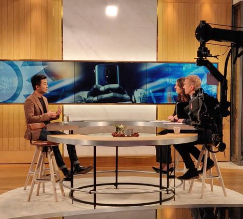 TV4 पर सुबह की खबर के दौरान कार्ल पेई