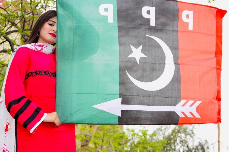 पाकिस्तान पीपुल्स पार्टी के झंडे के साथ मायरा हाशमी