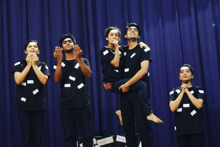 अमृता पवार अपने विश्वविद्यालय में आयोजित एक समारोह में प्रदर्शन करते हुए।
