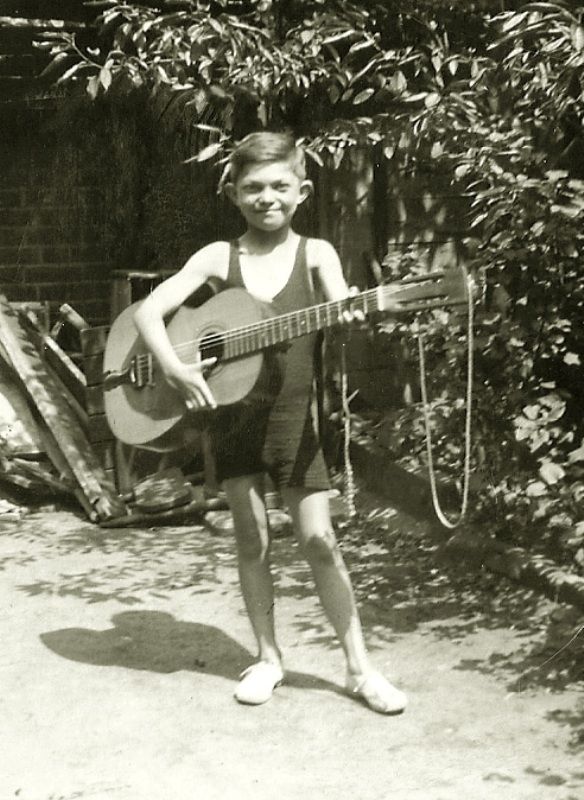 मोंटी नॉर्मन अपने गिटार के साथ जब वह छोटे थे