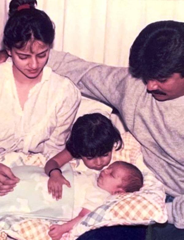 इकबाल रत्नासी अपनी पत्नी, बेटी और नवजात बेटे के साथ