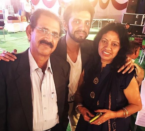 चेतन शर्मा अपने माता-पिता के साथ