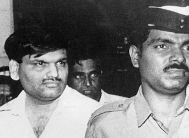 करोड़ों रुपये के शेयर घोटाले के सिलसिले में केंद्रीय जांच ब्यूरो द्वारा गिरफ्तार किए गए हर्षद मेहता को जून 1992 में बॉम्बे के एस्प्लांडे कोर्ट में ले जाया गया।
