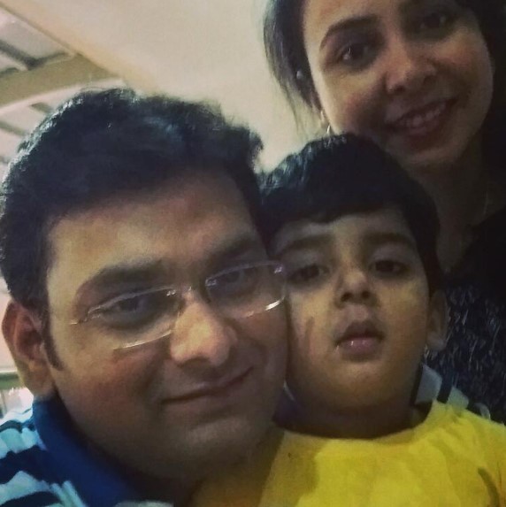रोहित रंजन अपनी पत्नी और बेटे के साथ