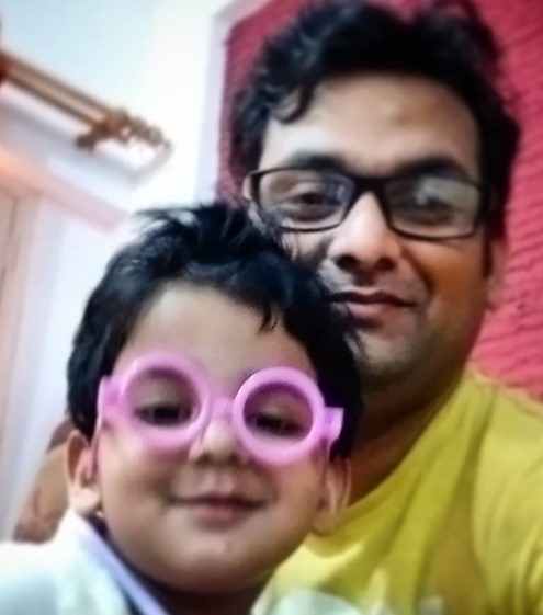 रोहित रंजन अपने बेटे के साथ