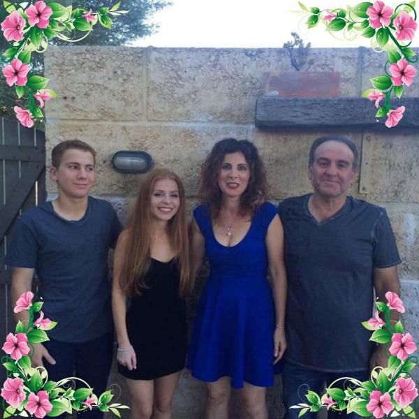 स्टीफन नीरो अपने माता-पिता और बहन के साथ