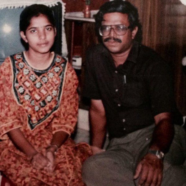 लीना मणिमेक्कलई अपने पिता के साथ एक युवा महिला के रूप में