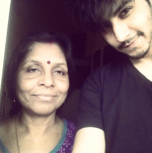 अर्जुन हरजाई अपनी मां के साथ