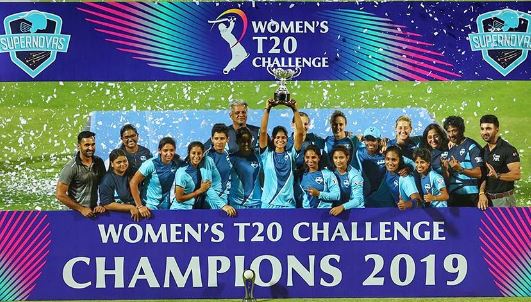 महिला टी20 चैलेंज 2019 जीतने के बाद अपनी आईपीएल टीम के साथ राधा यादव