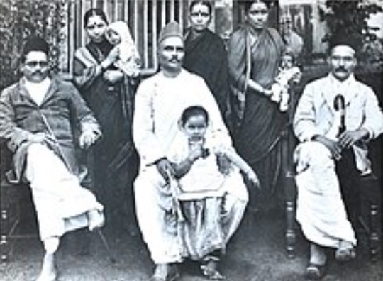 सावरकर भाई (बाएं से दाएं) नारायण, गणेश और विनायक, शांता, उनकी बहन मैना काले और यमुना के साथ