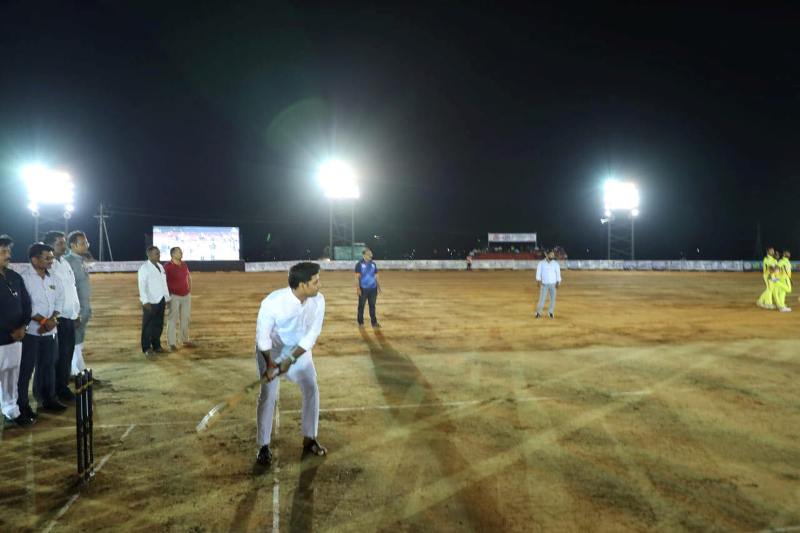 श्रीकांत शिंदे क्रिकेट खेल रहे हैं