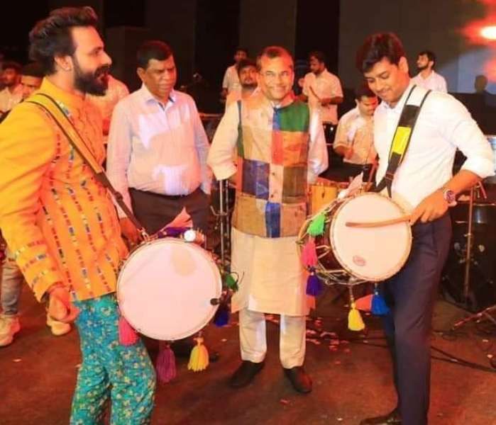 श्रीकांत शिंदे मुंबई में एक कार्यक्रम में ढोल बजाते हुए