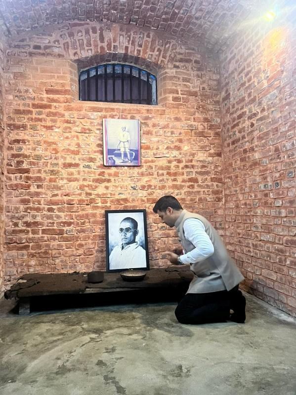 श्रीकांत शिंदे ने विनायक दामोदर सावरकर को श्रद्धांजलि देने के लिए सेलुलर जेल का दौरा किया