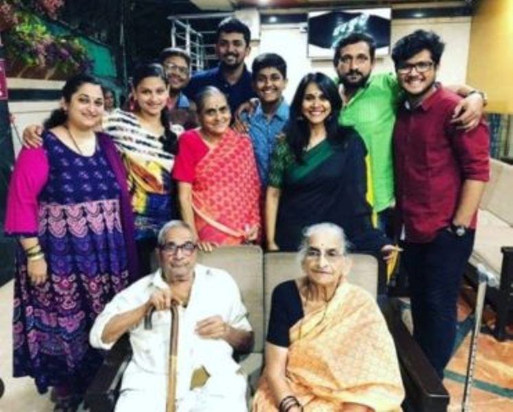 प्रसाद ओक अपने परिवार और माता-पिता के साथ