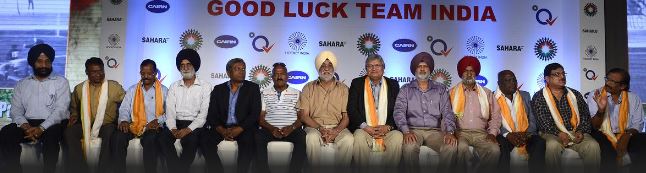1975 में हॉकी का विश्व कप जीतने वाली भारतीय पुरुष हॉकी टीम के अन्य सदस्यों के साथ वरिंदर सिंह (दाएं से चौथे)