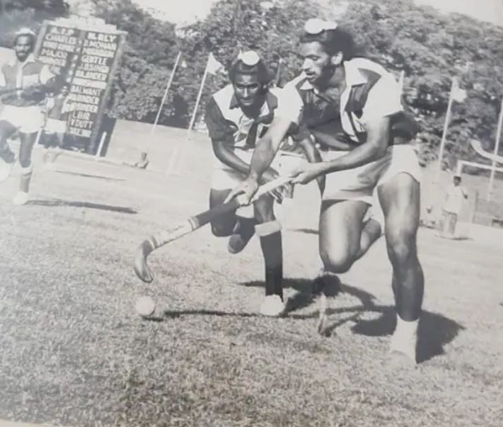 वरिंदर सिंह (बाएं) 1970 में नेहरू गोल्ड कप फाइनल के दौरान हरचरण सिंह के साथ गेंद के लिए लड़ते हुए