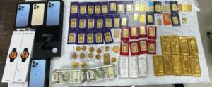 चंडीगढ़ में गिरफ्तार आईएएस अधिकारी संजय पोपली के आवास से पंजाब विजिलेंस टीम द्वारा बरामद सोना, नकदी और अन्य कीमती सामान की तस्वीर