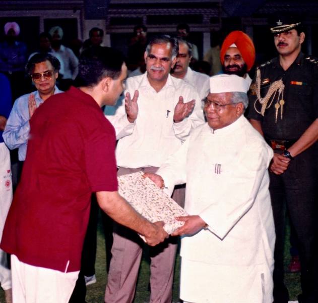 पंजाब के राज्यपाल के आईएएस ग्यारह और हरियाणा के राज्यपाल के आईएएस ग्यारह के बीच क्रिकेट मैच के लिए संजय पोपली को 2017 का सर्वश्रेष्ठ गेंदबाज का पुरस्कार मिला