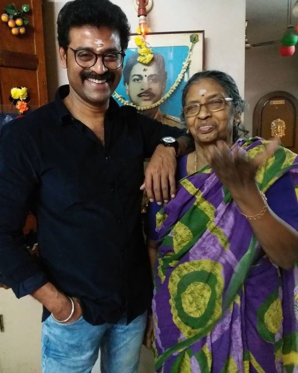 प्रेम कुमार अपनी मां के साथ