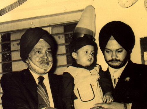 सिप्पी सिद्धू के बचपन की तस्वीर उनके दादा (बाएं) और पिता (दाएं) के साथ