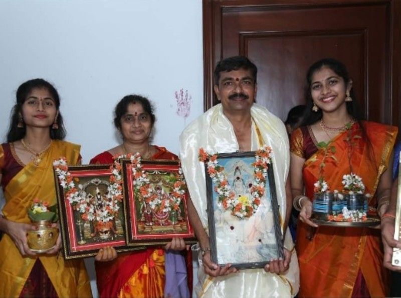 बीवीके वाग्देवी अपने परिवार के साथ हिंदू अनुष्ठान करती हुई