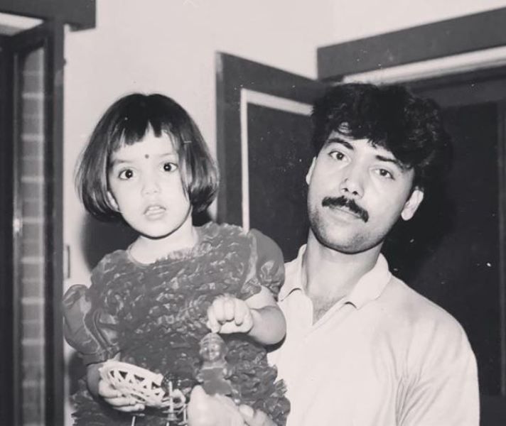 सरगम कौशल की बचपन की फोटो उनके पिता के साथ