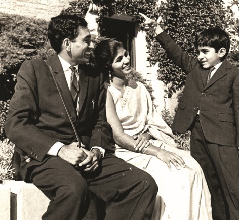 गोपी नारंग अपनी पत्नी तारा नारंग और बड़े बेटे अरुण के साथ