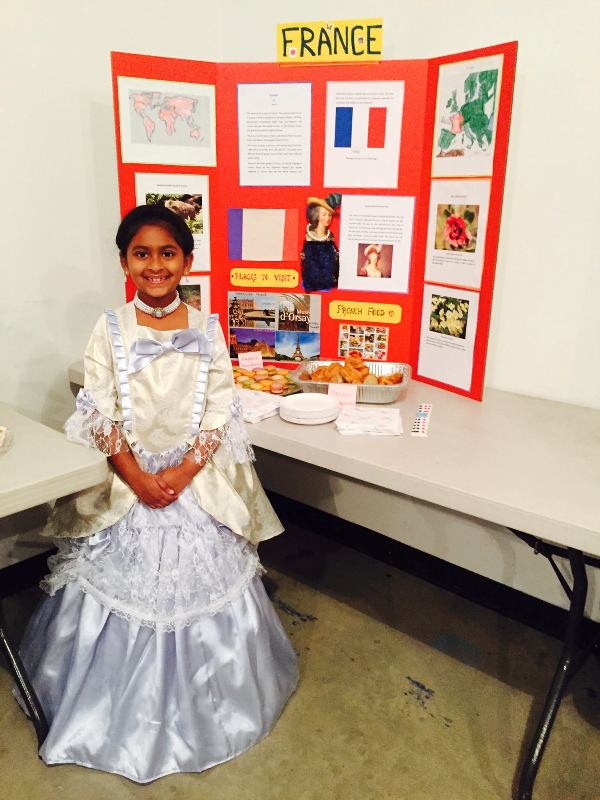 हरिनी अपने स्कूल में बहुसांस्कृतिक मेले में फ़्रांस के बारे में प्रस्तुत करती हुई