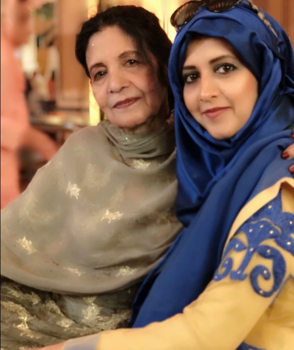 अपनी मां के साथ सैयदा बुशरा इकबाल की एक तस्वीर