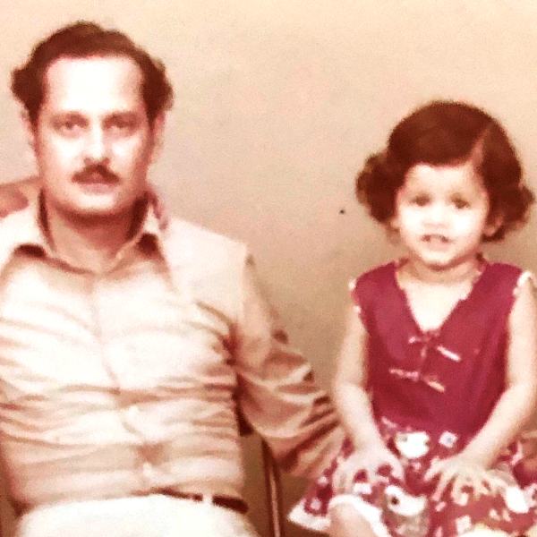 अपने पिता के साथ सैयदा बुशरा इकबाल की बचपन की तस्वीर