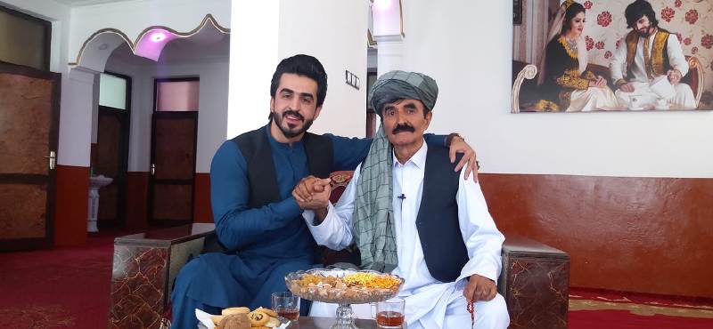 अजमल हकीकी अपने पिता नादिर खान के साथ